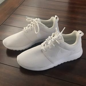 white mesh nike shoes